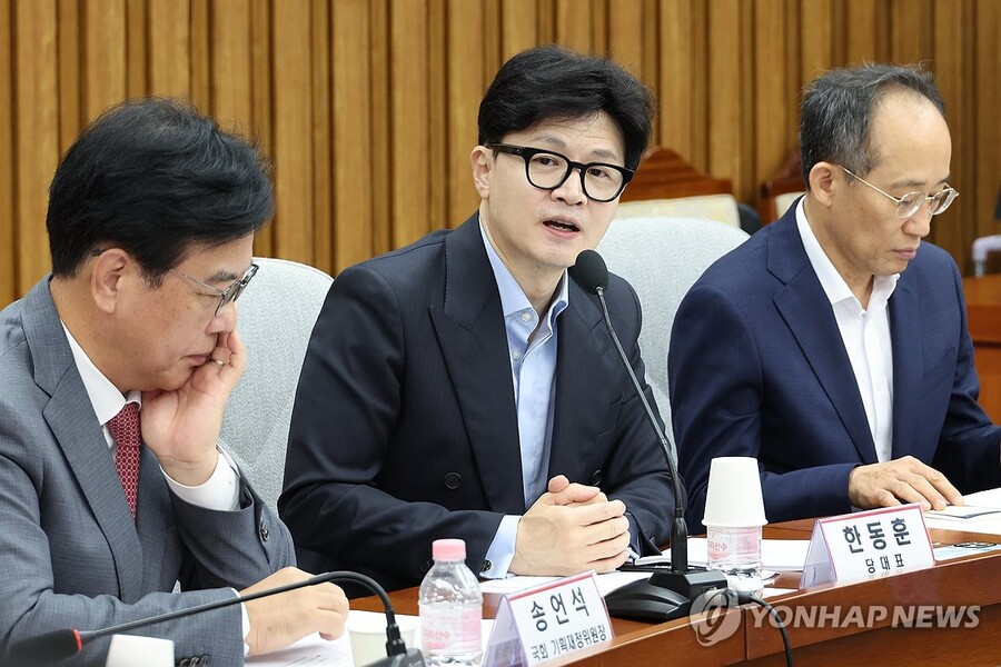 ▲ 국민의힘 한동훈 대표(가운데)가 22일 오전 국회에서 열린 '국내 자본시장과 개인 투자자 보호를 위한 금융투자소득세 폐지 정책 간담회'에서 발언하고 있다. ⓒ연합뉴스