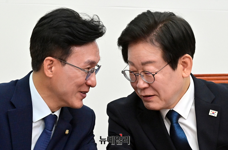 ▲ 이재명 더불어민주당 대표와 김민석 최고위원이 지난 19일 오전 국회에서 열린 최고위원회의에 참석해 대화를 나누고 있다. ⓒ이종현 기자