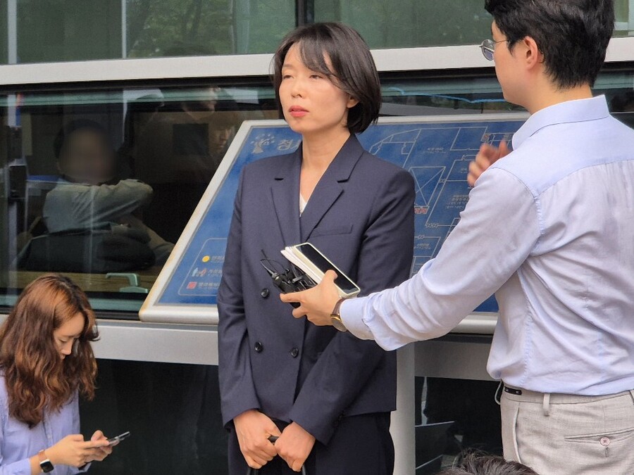 ▲ 노소영 아트센터 나비 관장 변호인 김수정 변호사가 22일 오후 서울 서초구 서울가정법원에서 노 관장이 김희영 티앤씨재단 이사장을 상대로 제기한 손해배상 청구 소송 1심 선고 공판을 마친 뒤 기자들 앞에서 입장을 밝히고 있다. ⓒ김상진 기자