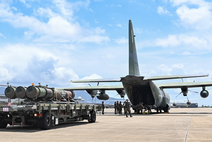 ▲ 공군은 22일 한국형미사일방어(KAMD) 체계의 핵심인 패트리엇 및 천궁 유도탄을 수송기(C-130J)를 통해 다른 기지로 운송하는 공중수송절차 숙달훈련을 처음으로 실시했다고 밝혔다.. 공군 군수사령부 예하 제601종합수송지원대대 장병들이 카고로더(Cargo Loader)를 이용해 패트리어트·천궁 모의탄이 실린 화물운반대를 C-130J 수송기에 적재하고 있는 모습. ⓒ공군 제공