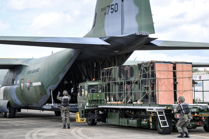 ▲ 공군은 22일 한국형미사일방어(KAMD) 체계의 핵심인 패트리엇 및 천궁 유도탄을 수송기(C-130J)를 통해 다른 기지로 운송하는 공중수송절차 숙달훈련을 처음으로 실시했다고 밝혔다.. 공군 군수사령부 예하 제601종합수송지원대대 장병들이 카고로더(Cargo Loader)를 이용해 패트리어트·천궁 모의탄이 실린 화물운반대를 C-130J 수송기에 적재하고 있는 모습. ⓒ공군 제공