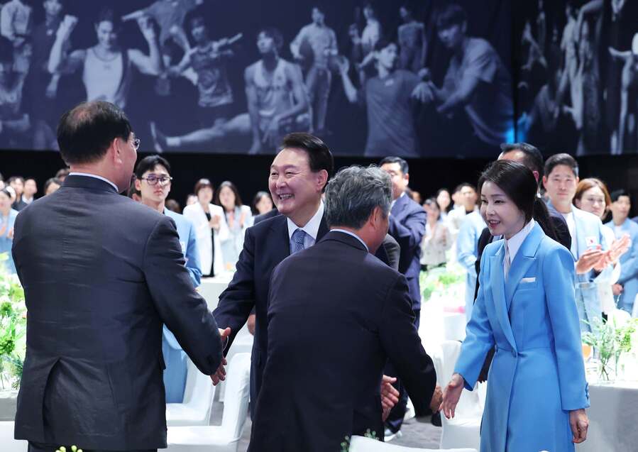 ▲ 윤석열 대통령이 22일 서울 한 호텔에서 열린 2024 파리올림픽 선수단 격려 행사에서 1984년 LA올림픽 유도 금메달리스트 하형주와 악수하고 있다. 오른쪽은 이기흥 대한체육회장과 악수하는 김건희 여사. ⓒ뉴시스 제공