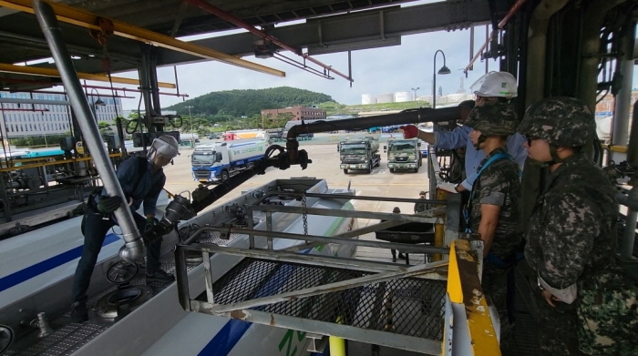 ▲ 합동참모본부는 유사시 한반도 방어를 위한 정례 한미 연합 연습인 '을지 자유의 방패'(UFS·을지프리덤실드) 연습을 계기로 21~22일 HD현대오일뱅크 대산 정유공장에서 '민관군 통합 유류인수 훈련'을 실시했다. 출하대 관계자가 훈련에 참가한 군 장병들이 출하장비 사용 방법 및 안전교육을 실시하고 있다. ⓒ합동참모본부 제공