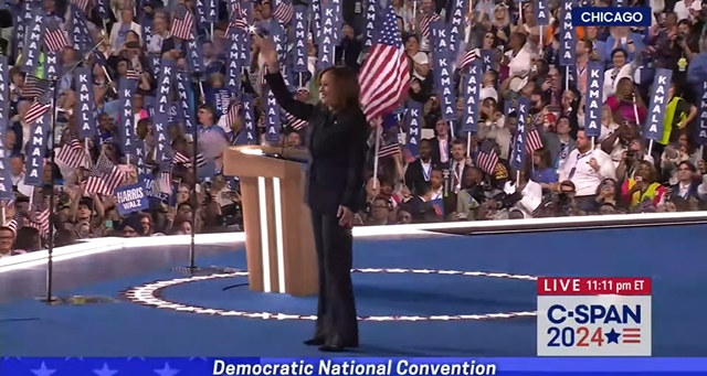 ▲ 카멀라 해리스 부통령이 대통령 후보 수락연설 후 지지자들에 화답하고 있다. 미국 민주당 전당대회 현장 중계방송 갈무리. ⓒC-SPAN