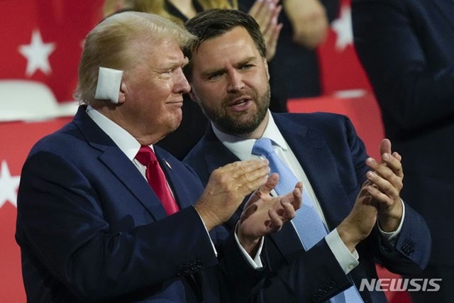 ▲ 미국 공화당 대통령선거 후보 도널드 트럼프 전 대통령(좌)이 J.D. 밴스 부통령 후보와 얘기하고 있다. 240716 AP／뉴시스. ⓒ뉴시스