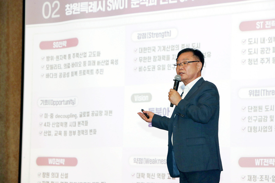 ▲ 홍남표 시장이 2024년 한국지방자치학회 하계 학술대회에 기조 강연자로 특별 초청을 받아 ‘정책학습을 통한 지방자치 발전’을 주제로 발표를 하고 있다. ⓒ창원시 제공