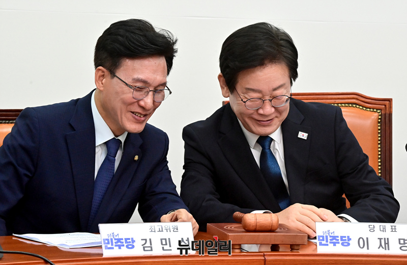 ▲ 이재명 더불어민주당 대표와 김민석 최고위원이 19일 오전 국회에서 열린 최고위원회의에 참석해 대화를 나누고 있다.ⓒ이종현 기자