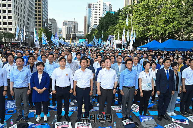 ▲ 더불어민주당 지도부가 지난해 7월 서울 숭례문 광장 인근에서 열린 '후쿠시마 오염수 해양투기 규탄 범국민대회'에 참석하고 있다. ⓒ서성진 기자