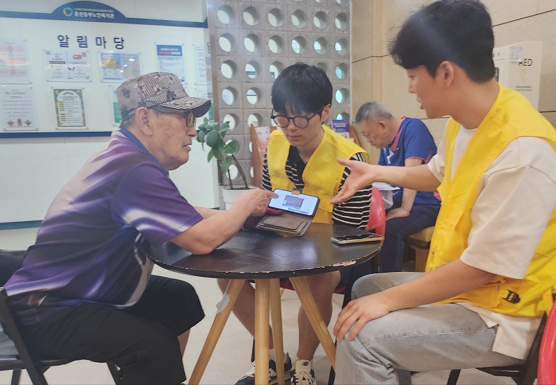 ▲ 강원학사에서 어르신들을 위한 '스마일' 교육 봉사활동을 펼쳤다.ⓒ강원학사