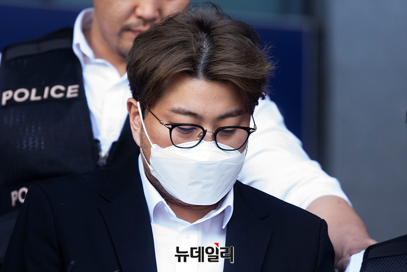▲ 음주 뺑소니 혐의를 받는 가수 김호중이 지난 5월 서울 강남구 강남경찰서에서 검찰로 구속 송치되고 있다. ⓒ서성진 기자