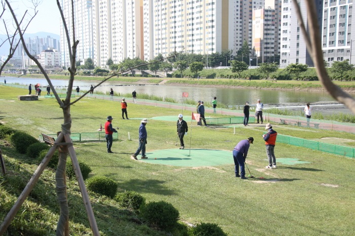 ▲ 경산시(시장 조현일)는 오는 26일 경산시 남천강변 파크골프장에서 ‘제6회 경산시장배 파크골프대회’를 연다.ⓒ경산시