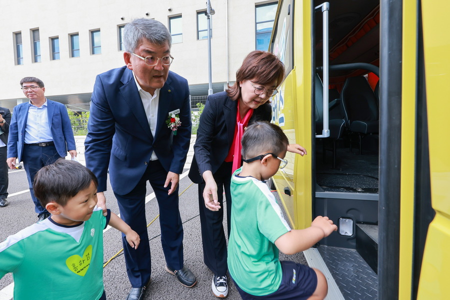 ▲ 예천군(군수 김학동)은 저출생 극복을 위한 정책 일환으로 ‘아이사랑 돌봄버스’를 경상북도 최초로 운행한다.ⓒ예천군