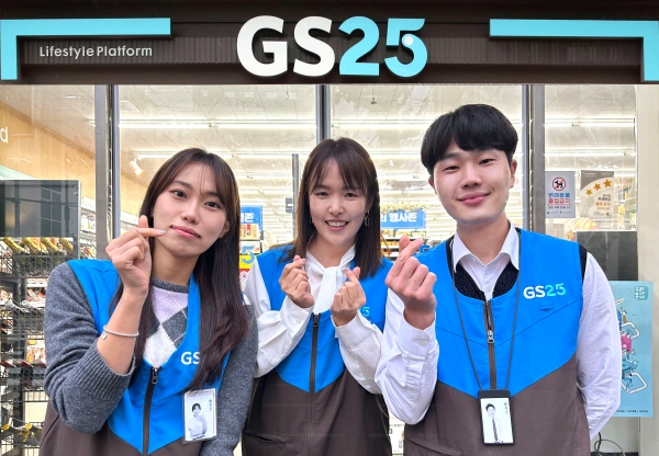 ▲ GS25의 OFC(영업직원)와 가맹 경영주가 매장 앞에서 포즈를 취하고 있다.ⓒGS리테일