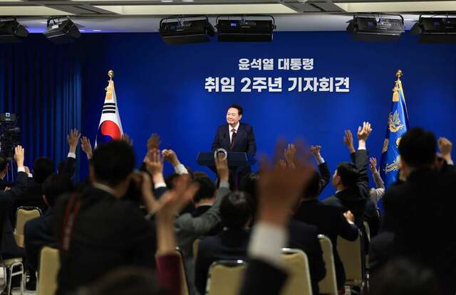 ▲ 윤석열 대통령이 지난 5월9일 취임 2주년 기념 '윤석열정부 2년 국민보고'에서 대통령실 출입기자들의 질문을 받고 있다. ⓒ대통령실 제공