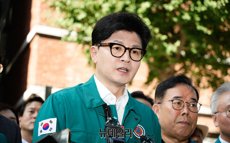 ▲ 한동훈 국민의힘 대표가 23일 오후 경기 부천시 숙박시설 화재현장을 둘러본 뒤 취재진의 질문에 답하고 있다. ⓒ경기 부천=서성진 기자