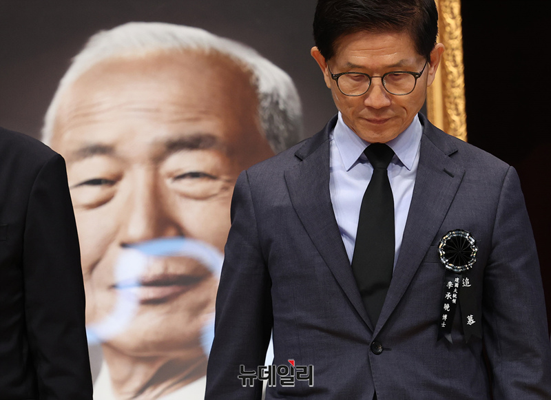 ▲ 김문수 고용노동부 장관 후보자가 지난 7월19일 서울 동작구 현충관에서 열린 건국대통령 이승만 서거 59주기 추모식에서 헌화하고 자리로 돌아오고 있는 모습. ⓒ정상윤 기자