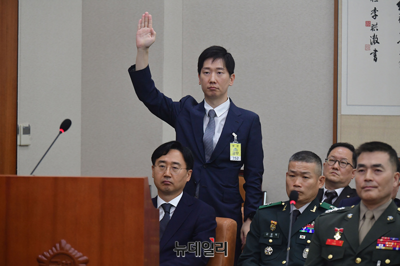 ▲ 박정훈 전 해병대 수사단장 변호를 맡은 김규현 변호사가 19일 국회 법제사법위원회에서 열린 '윤석열 대통령 탄핵소추안 즉각 발의 요청에 관한 청원 관련 1차 청문회'에서 참고인 신분에서 증인 신분 전환에 동의한다며 손을 들고 있다. 2024.7.19 ⓒ이종현 기자