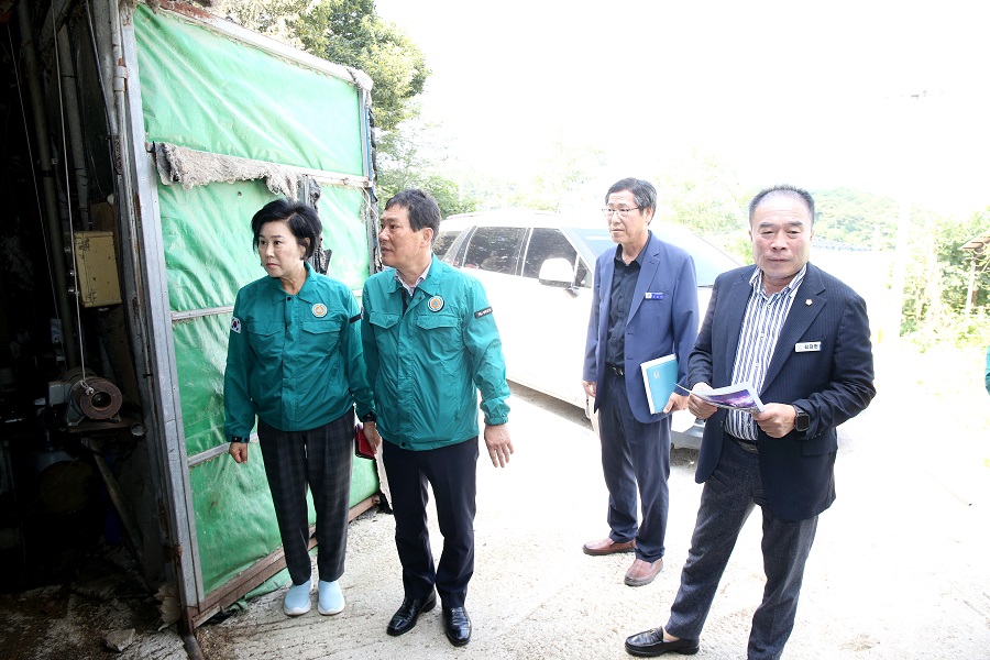 ▲ 축산농가 화재현장 방문.ⓒ영광군의회