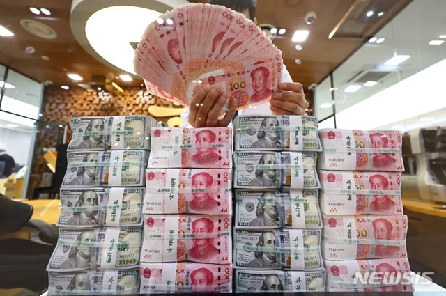 ▲ 서울 중구 하나은행 위변조대응센터에서 직원이 위안화를 펼쳐 보이고 있다. 240412 ⓒ뉴시스