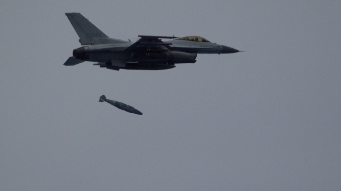 ▲ 공군 KF-16 전투기가 26일 서해상에서 지상 표적을 향해 GBU-31 유도폭탄을 투하하고 있다. 한미 공군은 26~28일 '을지 자유의 방패'(Ulchi Freedom Shield) 연습의 일환으로 서해 해상사격장에서 공대공·공대지 실사격 훈련을 실시하고 있다. ⓒ공군 제공