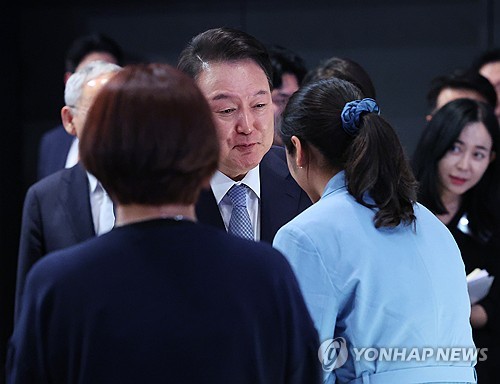 ▲ 윤석열 대통령이 올림픽 출전 선수 전원을 초청해 격려한 자리에서 안세영 선수를 위로하고 있다. 
윤 대통령은 체육계의 [낡은 관행] 혁파를 천명했다. 이권 카르텔화된 체육계 곳곳에 《엄석대 왕국》이 자리 잡고 있다는 인식의 표출로 해석된다. ⓒ 연합뉴스