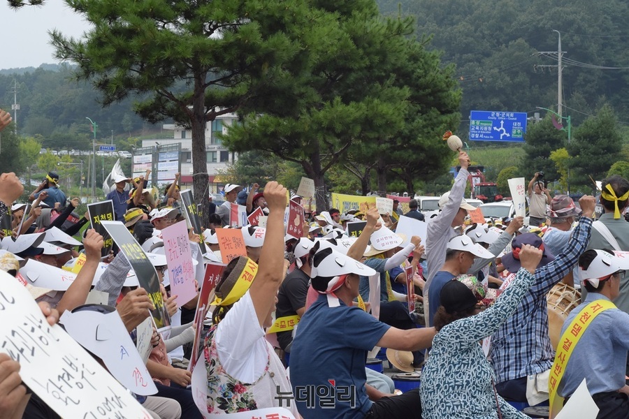 ▲ 청양 지천댐반대 주민들이 26일 김태흠 충남도지사 방문에 앞서 집회를 열고 있다.ⓒ뉴데일리