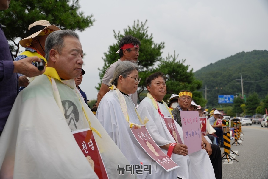 ▲ 청양 지천댐 반대 주민들이 26일 오후 청양군청 앞에서 집회 중 삭발을 하고 있다.ⓒ뉴데일리