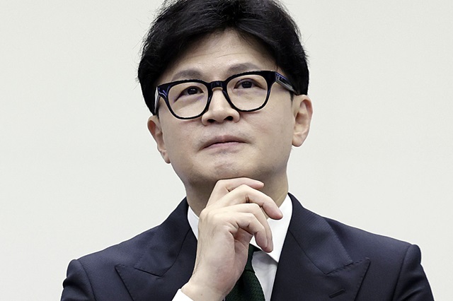 ▲ 한동훈 국민의힘 대표가 27일 서울 여의도 한국거래소를 방문해 '국내 자본시장과 개인 투자자 보호를 위한 금융투자소득세 폐지 자본시장 관계자와의 간담회'에 앞서 홍보관 시설을 둘러보고 있다.ⓒ뉴시스