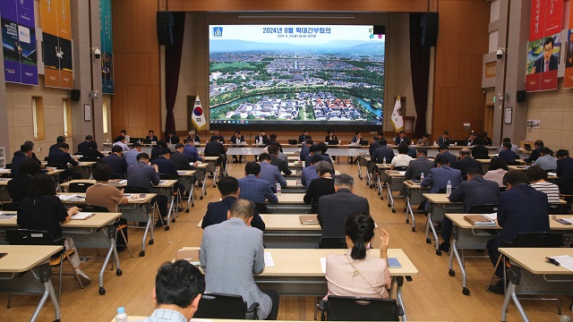 ▲ 주낙영 시장이 26일  시청 알천홀에서 8월 확대간부 회의를 주재하고 있다.ⓒ경주시