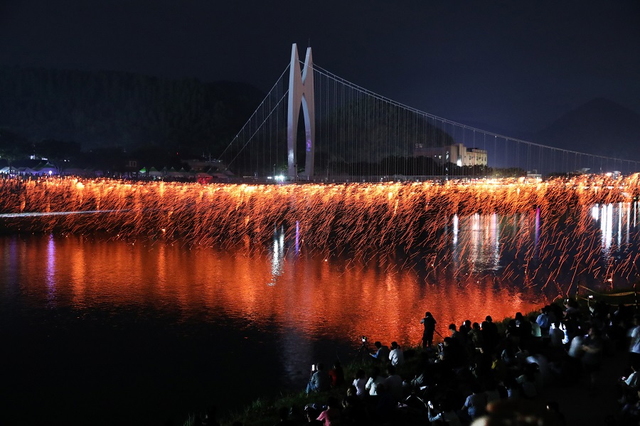 ▲ 무주반딧불축제 반디 빛의 향연.(안성낙화놀이)ⓒ무주군