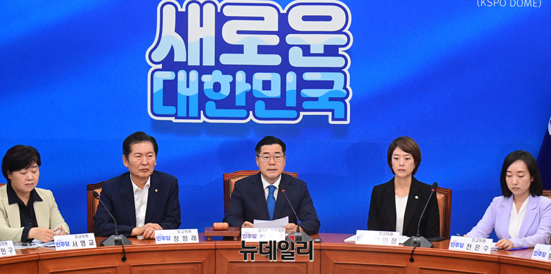 ▲ 박찬대 더불어민주당 원내대표가 지난 5일 오전 국회에서 열린 최고위원회의에서 모두발언을 하고 있다. 이날 박 원내대표는 검찰이 최근 '대선 개입 여론 조작' 사건 수사 과정에서 이재명 전 대표 등 야당 정치인과 언론인 다수의 통신 자료를 조회한 것에 관련해 