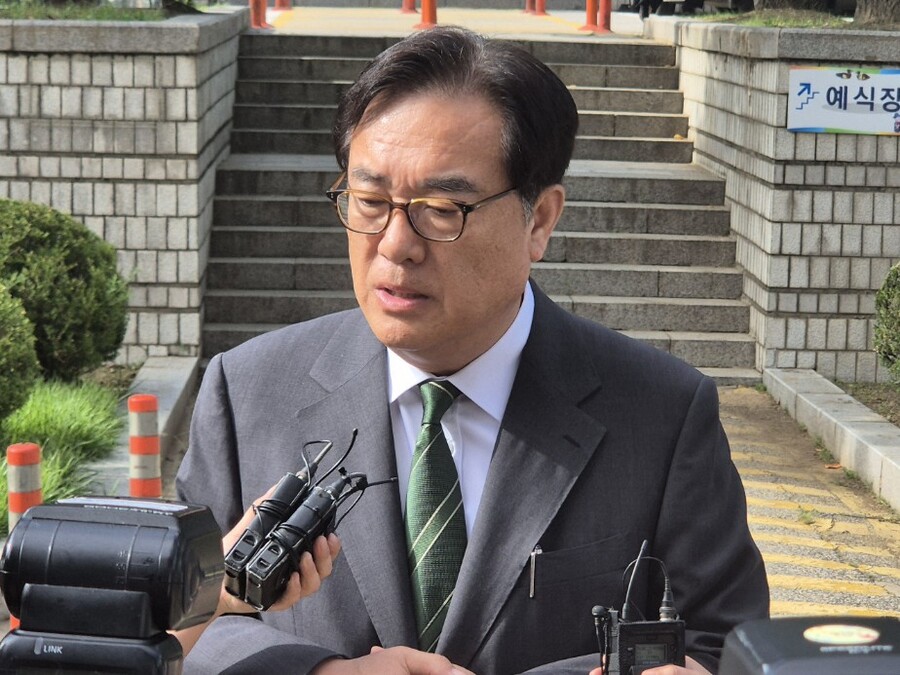 ▲ 고(故) 노무현 전 대통령에 대한 명예훼손 혐의로 1심에서 실형을 선고받은 정진석 대통령 비서실장이 27일 서울 서초구 서울중앙지법에서 열린 항소심에서 벌금 1200만 원으로 감형받고 취재진 질문에 답변하고 있다. ⓒ김상진 기자