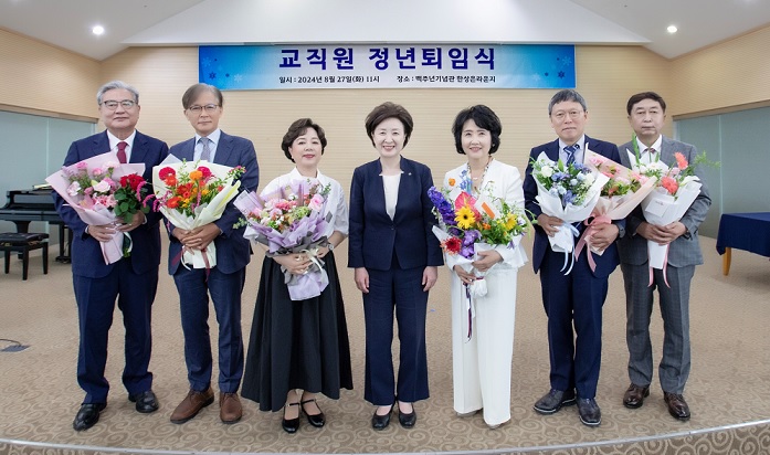 ▲ 27일 서울 용산구 숙명여대 백주년기념관 한상은라운지에서 2024학년도 1학기 교직원 정년퇴임식이 열렸다. 왼쪽부터 김영원 통계학과 교수, 배정근 미디어학부 교수, 신혜양 독일언어·문화학과 교수, 장윤금 총장, 김현숙 식품영양학과 교수, 박종훈 생명시스템학부 교수, 김봉환 교육학부 교수.ⓒ숙명여대