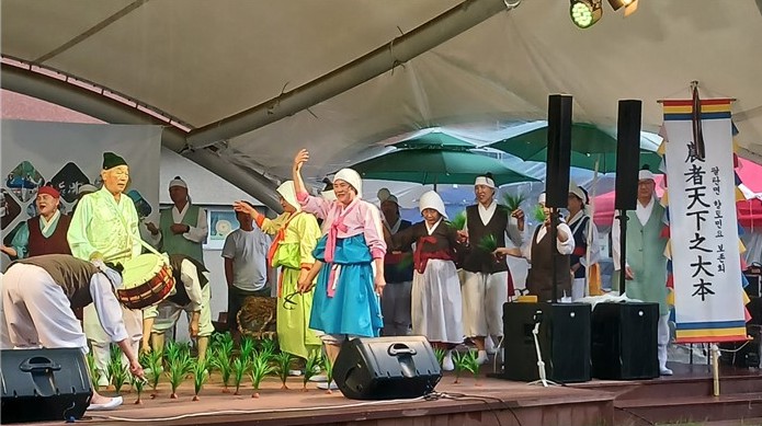 ▲ 팔탄민요(경기무형유산 제66호)는 많은 지역 민요들이 농기계의 보편화와 공동체 해체 등의 이유로 소멸의 길을걸었지만, 팔탄면 향토민요보존회의 노력 덕분에 현재까지 명맥을 이어오고 있다.ⓒ경기무형문화재총연합회