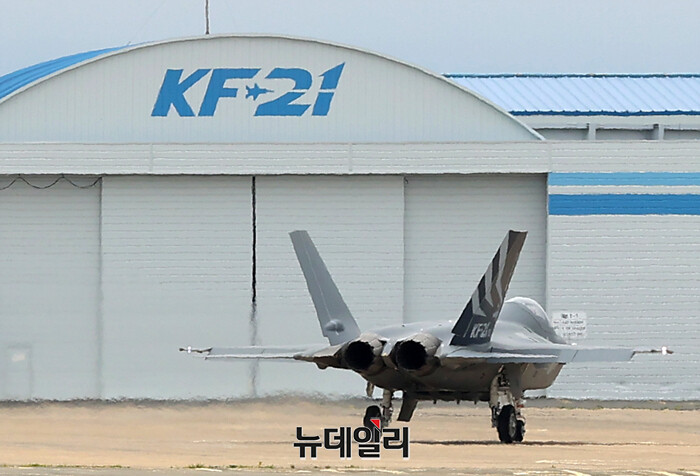 ▲ KF-21 1호기가 램프 구간을 지상활주 하는 모습. ⓒ뉴데일리DB