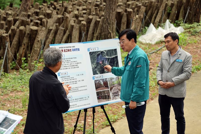 ▲ 김성 전남 장흥군수가 표고버섯 재배 현장 점검한 모습. ⓒ 장흥군