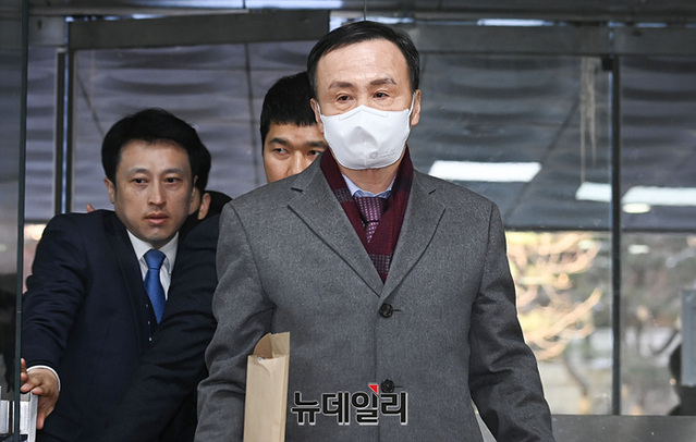 ▲ '백현동 수사무마 금품수수' 의혹을 받는 고검장 출신 임정혁 변호사가 22일 오전 서울 서초구 서울중앙지법에서 열린 영장실질심사(구속 전 피의자 심문)를 받기 위해 법정으로 향하고 있다. 2023.12.22 ⓒ서성진 기자