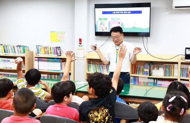 ▲ 손병복 군수는 지난 27일 울진군 다함께돌봄센터를 방문해 센터 이용 대상 아동을 대상으로 ‘여름맞이 지역 인사(울진군수) 특강’을 진행했다.ⓒ울진군