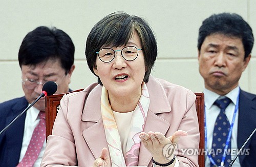 ▲ 행정법원이 판사마다 다른 판결을 내놓았다.

서울행정법원 행정12부(강재원 부장판사)는 권태선 현 방문진 이사장(사진)과 김기중·박선아 이사가 방송통신위원회를 상대로 낸 새 이사 임명 집행정지 신청을 인용했다. 이들 임기는 대법원 확정 판결 나올 때까지 고무줄처럼 주욱 늘어나게 생겼다. 판사가 행정부 인사권 행사를 한 셈이다.

반면, 행정법원 행정6부(나진이 부장판사)는 조능희 전 MBC플러스 대표이사 사장 등 방문진 이사 공모 지원자들의 같은 취지 신청을 기각했다.

조희대 대법원장은 이런 사법 난맥상을 그냥 두고보고만 있을 건가.  ⓒ 연합뉴스