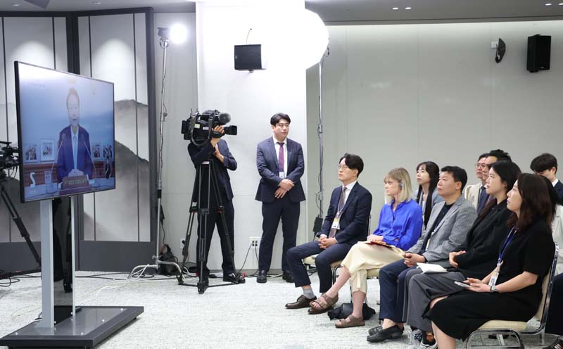 ▲ 29일 서울 용산 대통령실 청사 브리핑룸에서 기자들이 윤석열 대통령의 국정브리핑 생중계를 시청하고 있다. ⓒ뉴시스