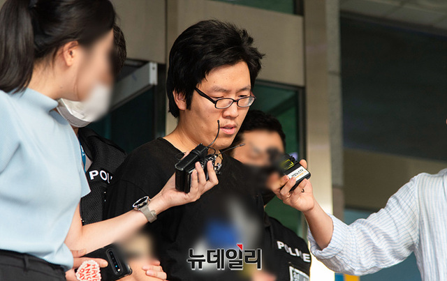 ▲ 신림동 등산로 성폭행 살인사건 피의자 최윤종이 2023년 8월25일 오전 서울관악경찰서에서 나와 검찰로 송치되고 있다. ⓒ서성진 기자
