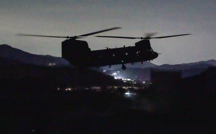 ▲ 육군은 특수전사령부가 24일부터 5일간 '2024년 을지 자유의 방패/타이거'(UFS 기간 실시하는 육군 통제 야외기동훈련)의 일환으로, 공군 공정통제사(CCT) 및 미국 2전투항공여단 등과 함께 연합·합동 특수타격 훈련을 실시했다. 핵심시설을 타격한 장병들이 한미 연합 항공전력을 이용해 작전지역을 이탈하는 모습. ⓒ육군 제공