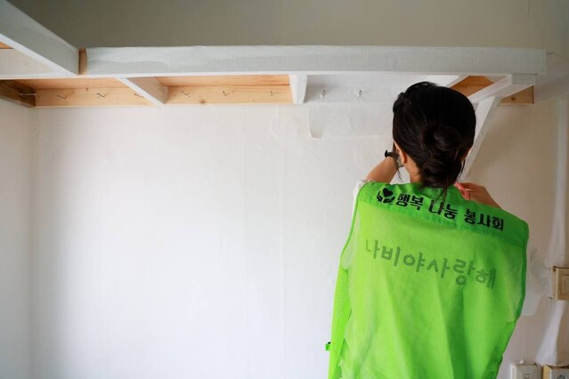 ▲ 서울역 인근 쪽방촌에서 봉사활동하는 김건희 여사.