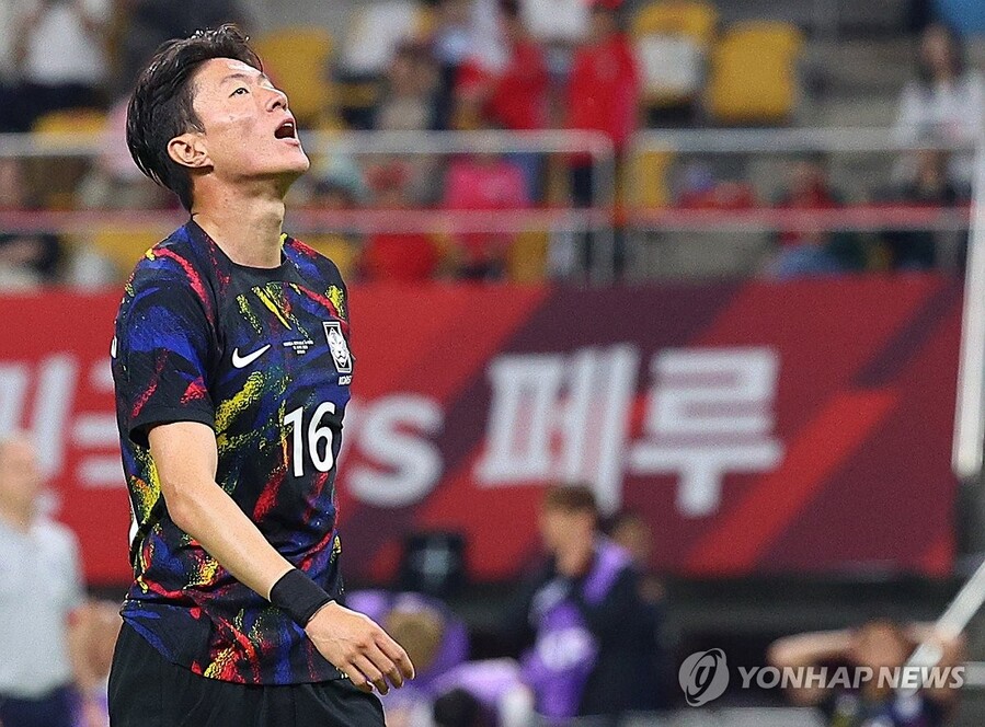 ▲ 축구선수 황의조(32)가 지난 6월 부산에서 열린 축구 국가대표팀 평가전 대한민국과 페루 경기를 뛰고 있다. ⓒ연합뉴스