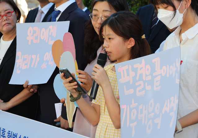 ▲ 기후위기비상행동 등 시민단체 회원들이 29일 오후 서울 종로구 헌법재판소 앞에서 개최한 기후 헌법소원 최종선고 관련 기자회견에서 한제아 양이 발언하고 있다. ⓒ연합뉴스