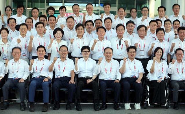 ▲ 한동훈 국민의힘 대표, 추경호 원내대표를 비롯한 의원들이 29일 오후 인천 중구 용유로 인천국제공항공사 인재개발원에서 열린 2024 국민의힘 국회의원 연찬회에서 기념촬영을 하고 있다.ⓒ뉴시스