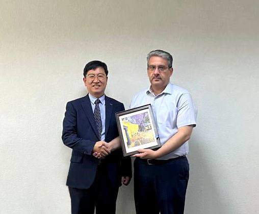 ▲ 한국조폐공사 성창훈사장(왼쪽)이 우즈베키스탄 조폐공사를 방문, 수출잉크 사업 확대 기반을 마련했다.ⓒ한국조폐공사