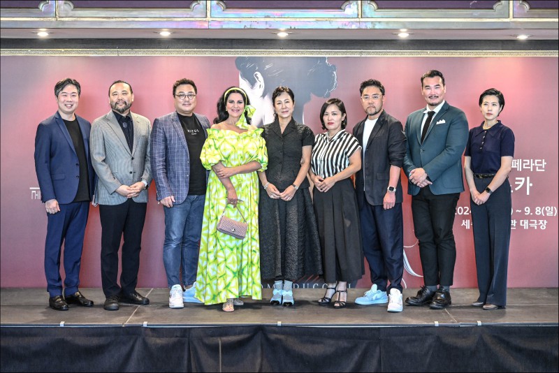 ▲ 왼쪽부터 지중배 지휘자, 베이스 바리톤 사무엘윤, 테너 김재형, 소프라노 안젤라 게오르규, 박혜진 서울시오페라단 단장, 소프라노 임세경, 바리톤 양준모, 테너 김영우, 표현진 연출가.ⓒ세종문화회관