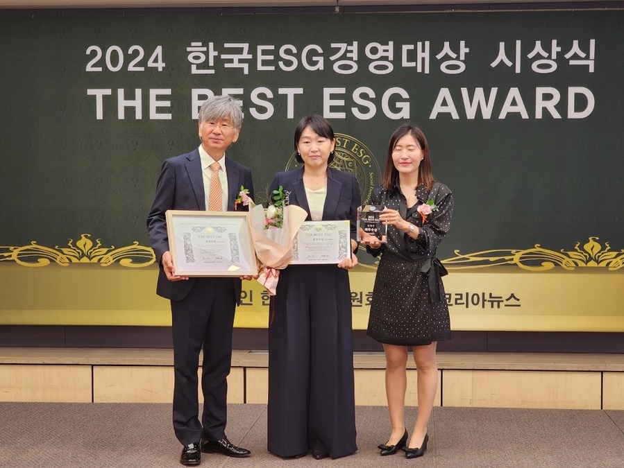 ▲ 2024 한국ESG경영대상 ‘The Best ESG’시상식을 마치고 한국ESG위원회 윤재은 이사장(왼쪽), 한국조폐공사 고은영 성과관리처장(가운데), ESG 코리아 뉴스 유현정 대표가 기념사진을 촬영하고 있다.ⓒ한국조폐공사