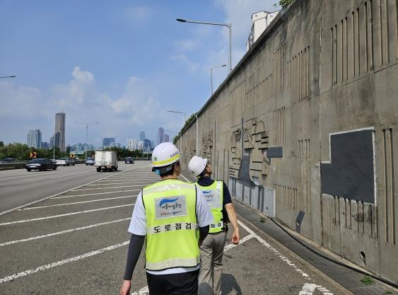 ▲ 자동차전용도로 안전점검 모습.ⓒ서울시설공단
